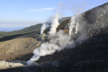 真横に噴気口を見ながら登ります。