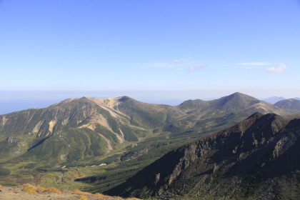 左が安足間岳から比布岳、右が北鎮岳。