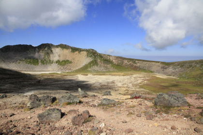 熊ヶ岳の噴火口を左手に見ながら間宮分岐へと進みます。