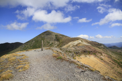 中岳の山頂から見た北鎮岳。