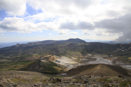 北鎮岳の山頂から見た御鉢平。