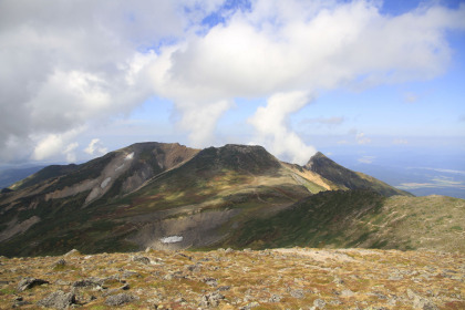 北鎮岳の山頂から見た安足間岳（奥左）と愛別岳（奥右）と比布岳（手前）