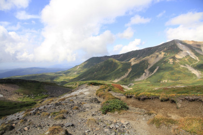 中岳分岐から裾合平へ向けて下ります。