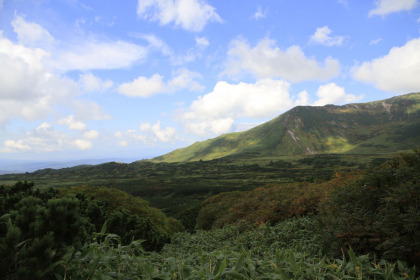 ふり返ると当麻岳の稜線が見えます。