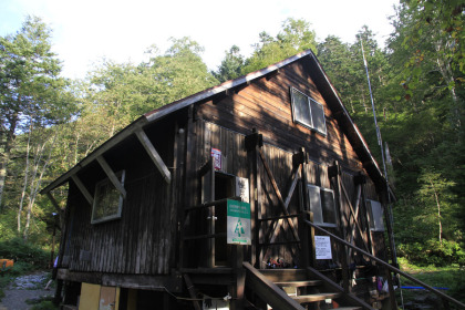 幌尻山荘に着きました。