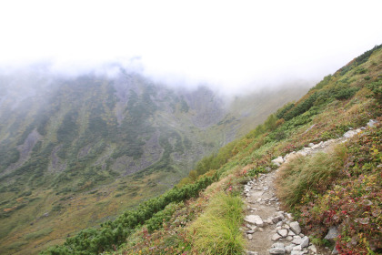 幌尻岳のカールの上を歩きます。