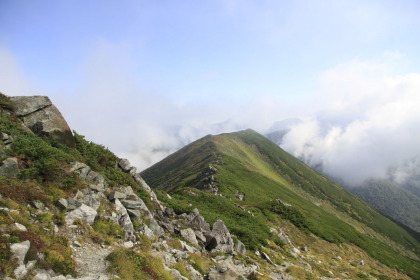 幌尻岳の山頂からトッタベツ岳へ延びる稜線。