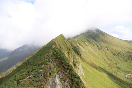 カミソリのように切り立った国境稜線。トッタベツ岳の頂は雲の中です。