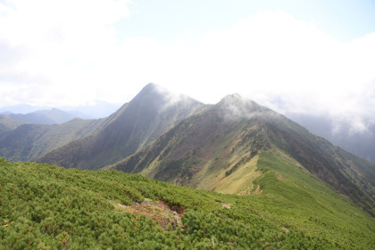 北トッタベツ岳の山頂から見たトッタベツ岳と１８８１峰。