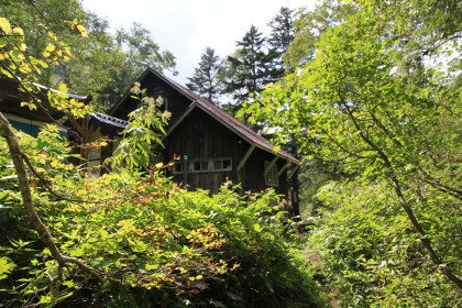 丸太橋を渡るとすぐに幌尻山荘です。