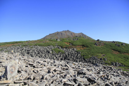 前トム平を越えたところにある岩場とトムラウシ山。