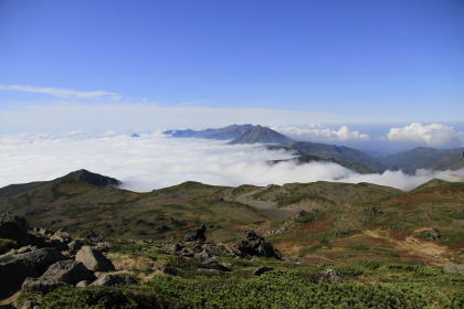 南沼から見た雲海に浮かぶ十勝連峰。一番手前がオプタケシケ山。