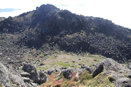 トムラウシ山の山頂の噴火口跡。ピークがいくつかあり複雑な地形をしています。