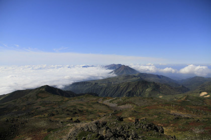 山頂から見た十勝連峰。手前がオプタケシケ山。