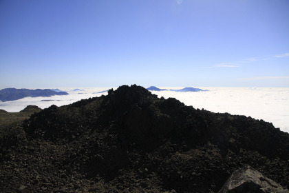 山頂から見たニペソツ山（中央奥）とウペペサンケ山（右奥）。