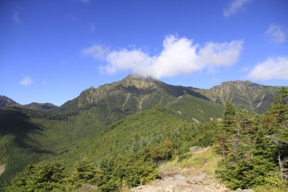 小天狗から赤岳を一望できます。