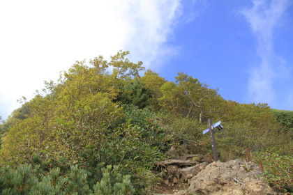 赤岳直下の分岐。直進すると赤岳山頂に出られます。右に曲がると横岳とのコルにある天望荘に抜けられます。鎖場がきつい場合はコル経由で赤岳に上り下りすると楽です。