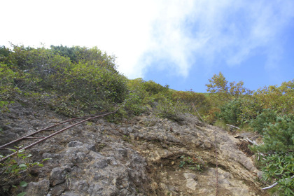 山頂直下の鎖場。赤岳の岸壁を上るので分岐から山頂までほとんどが鎖場となります。