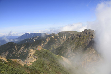 手前に横岳が雲に隠れています。背景は蓼科山。