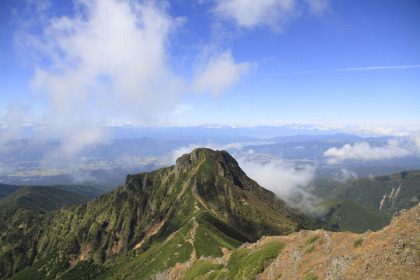 赤岳から見た阿弥陀岳。背景は北アルプスです。こちらが赤岳の表口のようで沢山の登山者が上り下りしていました。