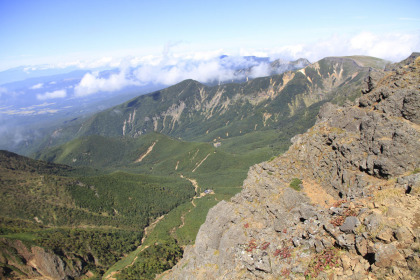 赤岳山頂から見た赤岳鉱泉。