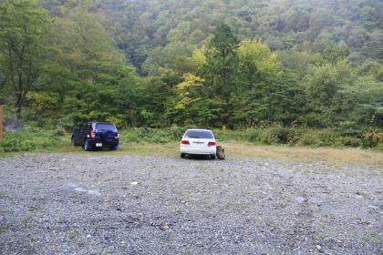 焼岳登山口の駐車場。車が２０台以上を止められる広さがあります。