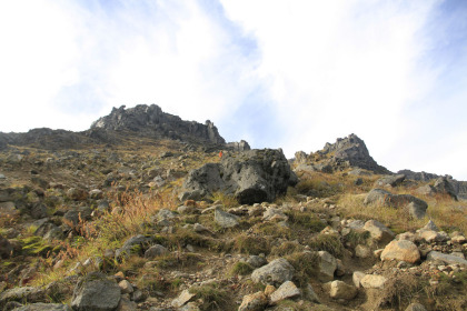 焼岳山頂の岩を見上げます。