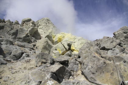 山頂の北側の噴気口。ゴーゴーと音を立てて吹き上げています。