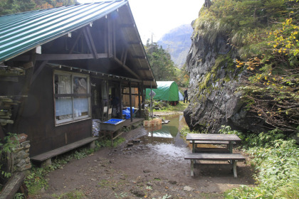 焼岳小屋の前に水たまりがあったので素通りしました。