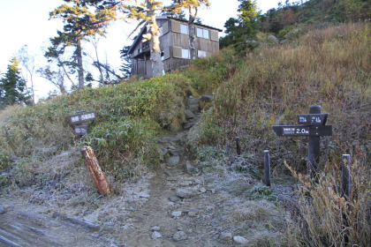 西穂山荘の前にある西穂高岳へ向かう道の入り口。