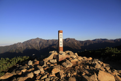 西穂丸山。ピークとも言えないピークです。ここから視界が開けます。