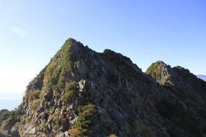 崖を登ります。