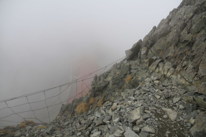 穂高山荘が見えてくる辺りから道の勾配は急となってきます。特に急な箇所には鎖場やはしごがあります。