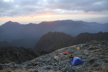 朝日を受ける北穂高岳テントサイト。涸沢から登る登山道沿いにあり、南尾根の上に位置しているので展望が良いです。ただ残念ながら槍ヶ岳は北穂高岳に隠れて見えません。