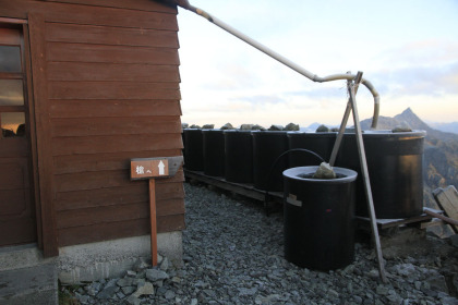 北穂高岳の山頂を横切り、北穂高小屋の脇を通って槍ヶ岳へと向かいます。