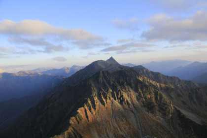 遠くに見える槍ヶ岳。その手前の深い落ち込みが大切戸（通称キレット）。