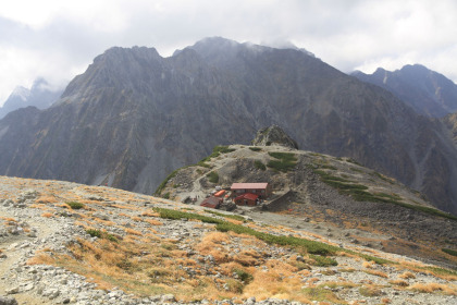 南岳の山頂付近から見た南岳小屋。山頂と小屋の距離はわずかです。