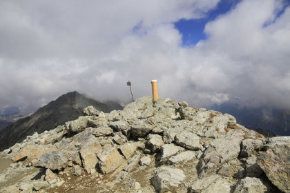 南岳の山頂。大切戸（キレット）から見ると一大岩峰としてそびえて見えた南岳ですが、山頂は至って平凡でした。