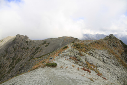 南岳から北に続く稜線。ここから飛騨乗越、槍岳小屋までは平凡な登山道が続きます。