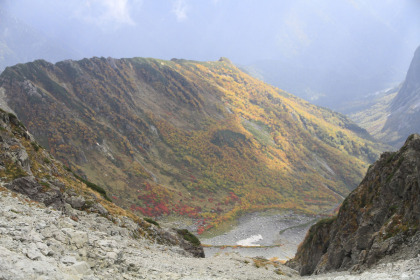 南岳の山頂付近から見た東側の沢。カールではないかと思われます。