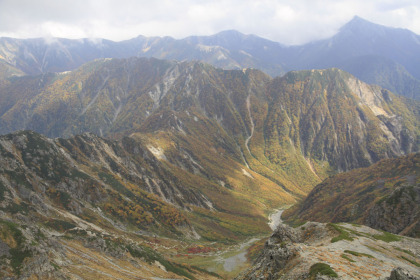 中岳の山頂から見た涸沢のカールの地形（？）と槍ヶ岳の東鎌尾根。