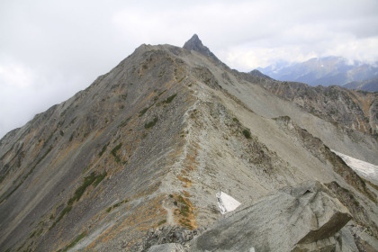 大喰岳の先に槍ヶ岳の山頂が見えます。