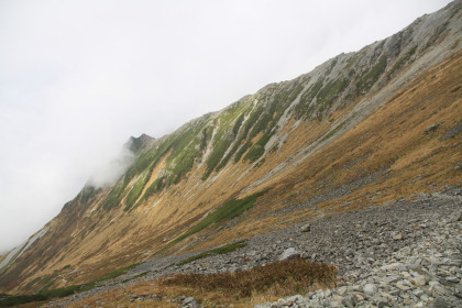 この辺りから雲の下へ抜けたので、視界が開けカールの大きな地形が見られました。