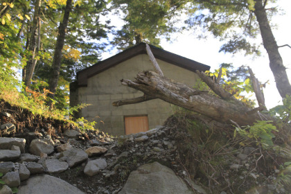 滝谷避難小屋。小屋の中は綺麗にされて居ます。