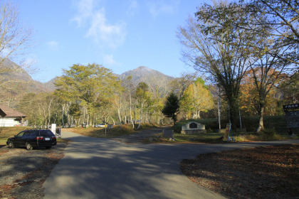 戸隠牧場への舗装路を歩きます。