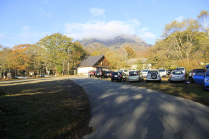 舗装路の先に登山者用の駐車場があります。