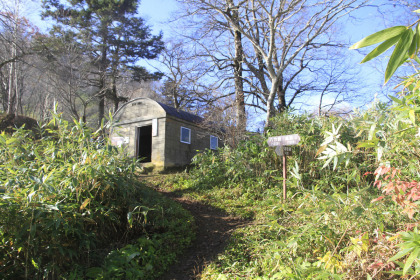 二不動の分岐と避難小屋。一般的な登山者の宿泊は禁止されていますが、お構いなしに利用されているようです。