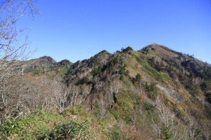 五地蔵山へ登るまでにいくつかのピークを越えます。