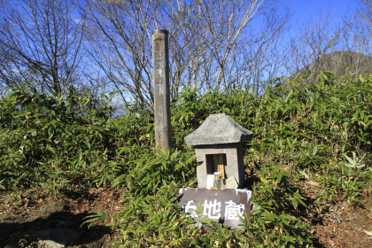 五地蔵山。登山道の上にあり、五地蔵がまつられています。実際の最高所はもう少し先にあります。