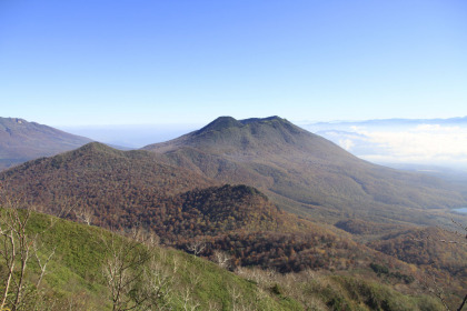 五地蔵山から見た黒姫山。外輪山となかの火口丘がよく分かります。